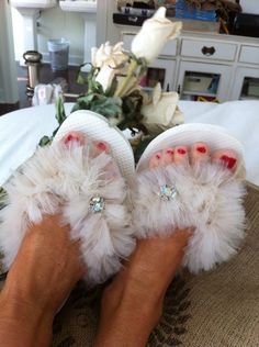 Unique Vintaged Tulle Flip Flops for the bride! Pedicure Colors Summer, Tacky Prom, Bridesmaids Favors, Wedding Pedicure, Spring Pedicure, Summer Pedicure, Diy Pedicure, Wedding Flip Flops, Pedicure Colors