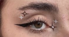 Graphic Liner Makeup Hooded Eyes, Fancy Eyeliner, Simple Graphic Liner, Unique Eyeliner, Eyeliner Hooded, Graphic Liner Makeup, Makeup Hooded Eyes, Eyeliner Aesthetic, Eyeliner Inspo