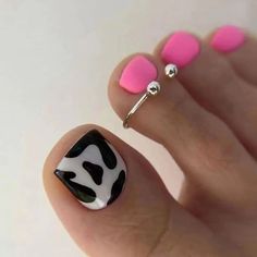 #cow #pedicure #pink #toenails #pinktoenails #blackandwhite#pedi #cowgirl #white #feetcare #spa #woman #skin Pedicure Cow Print, Pink And Cow Nails, Cow Pedicure, Western Toe Nail Designs, Pedicure Ideas Beach, Cow Print Toe Nails, Winter Toes Nails Colors, Pedicure Fall, Nail And Toes Matching Ideas