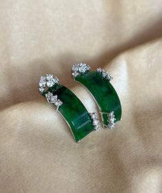 Material: 18k Weißgold Edelstein: Natürlicher unbehandelter Burma Jadeit; Echter runder Diamant Jadeit Farbe: Intense Green / Emerald Green Gesamtlänge Ohrringe 24,8mm Jadeit Größe 21,8 x 7,0mm Die Vorteile von natürlicher Jade - Sie können diesen natürlichen burmesischen Jadeit wählen, um emotionale und mentale Ungleichgewichte zu entfernen und ruhig zu bleiben. - Jade hat friedliche und beruhigende Eigenschaften. Es kann Ihnen helfen, Angst loszuwerden. - Jadeit ist einer der bekanntesten Heilkristalle und bringt allen, die ihn tragen, Glück und Schutz. Burmese Natural Grade A Jadeit ist ein kraftvoller und kraftvoller reinigender Stein, der mit Harmonie, Gleichgewicht und Gesundheit verbunden ist. ★Pfirsichblüten-Glück Im Feng Shui ist Pfirsichblüten-Glück die Formel, um Liebe und Bezie Jade Earrings, Natural Jade, Green Emerald, Burmese, Healing Crystals, Hook Earrings, Wedding Earrings, Round Diamond, Emerald Green