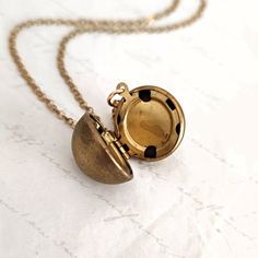 Photo Heart Locket Necklace, Vintage Heart Locket Photograph Necklace, Gift for Mother, Mother's Day Gift Raw brass + gold plated stainless steel This vintage style necklace is composed of a 14k gold plated stainless steel chain and a spherical locket in natural brass measuring approximately 20mm. The small and versatile vintage locket has an antiqued and lived surface, and it is perfect to be personalized with one or two photos in vintage print, to recover the taste of the ancient nineteenth-ce Vintage Heart Locket, Round Locket Necklace, Locket Vintage, Locket Necklace Vintage, Victorian Art Deco, Vintage Style Necklace, Round Locket, Oval Locket, Heart Locket Necklace