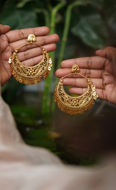 Ornate Gold Jewelry For Diwali, Gold Bollywood Earrings For Rituals, Ornate Gold Earrings For Diwali, Ornate Gold Jhumkas, Festive Ornate Brass Jhumkas, Beaded Wedding Jewelry, Gold Jewelry Outfits, Gold Earrings Models