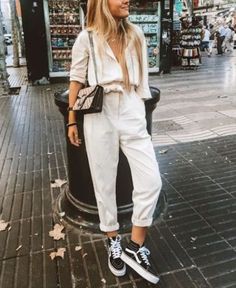 COMO USAR TÊNIS COM QUALQUER LOOK? White Long Sleeve Jumpsuit, Sport Jumpsuit, Jumpsuit Casual, Loose Jumpsuit, Older Women Fashion, Trendy Swimwear, Fashion Suits, Jumpsuit With Sleeves, Nature Girl