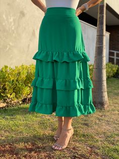 Saia midi verde com babados Short Teen Dresses, Fashion Work Outfit, Skirt Outfits Summer, African Inspired Clothing, Pretty Skirts, Modest Dresses Casual, Smart Dress, Girly Dresses, Elegant Skirt