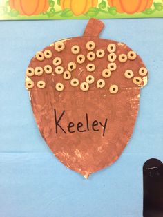 a paper plate with an acorn on it and the word keley written in black