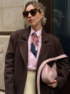 Fashion Trend Forecast, Classic Style Outfits, Stylish Work Attire, Handbag Outfit, Paris Outfits, Style Clothes, Contemporary Outfits, Inspiration Style, Fashion Chic