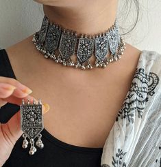 Black Metal Jewelry, Beautiful Personality, Indian Choker Necklace, Choker Necklace Designs, Antique Silver Jewelry, Jewellery Indian