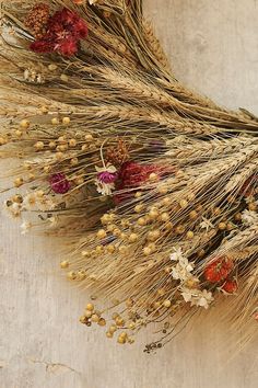 dried flowers are arranged in the shape of a wreath