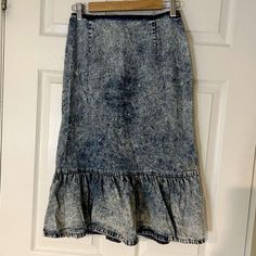 great preloved condition no known flaws  denim inspired (100% cotton, denim style) lightweight  midi length vintage size 9, modern day size 3-5 waist is a 13.5 inch flat lay angels wing  made in canada  -- 90s y2k 80s 2000s skater skate lizzie mcguire grunge rock rock n roll party Trendy Midi-length Cotton Bottoms, Trendy Cotton Midi-length Bottoms, Trendy Midi Length Cotton Bottoms, Trendy Cotton Midi Bottoms, Light Wash Fitted Cotton Denim Skirt, Fitted Light Wash Cotton Denim Skirt, Fitted Acid Wash Bottoms For Spring, Vintage Light Wash Cotton Denim Skirt, Fitted Acid Wash Vintage Bottoms