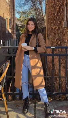 Coat outfit inspirations Winter Cafe Outfits, European Fashion Fall, York Outfits, Europe 2024, Ny Outfits, Cozy Outfits, Europe Outfits, Cold Outfits