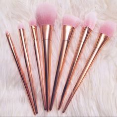 rose gold makeup brushes rose gold pink brushes Gold Makeup Brushes, Powdered Eyeliner, Makeup Everyday, Metallic Makeup, Makeup Brushes Guide, Rose Gold Makeup, Unicorn Makeup, Makeup Brush Kit, Makeup Brush Set Professional