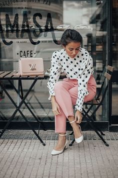 Pink Trousers, Dot Shirt, Winter Mode, Elegante Casual, Polka Dot Shirt, White Heels, Feb 13, Pink Pants