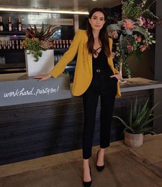 Hostess Outfit Restaurant, Mustard Blazer Outfit, Yellow Blazer Outfit, Brittany Xavier, Elegantes Outfit Damen, Looks Jeans, Work Outfits Women Summer, Blazer Outfits For Women, Look Formal