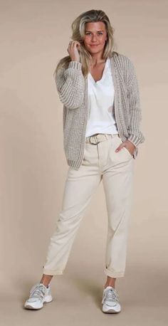 Outfits With White Pants, White Pants For Women, White Pants Outfit, Stylish Outfits For Women Over 50, Over 60 Fashion, 60 Fashion, Mode Casual, Casual Chic Outfit, Fashion Hacks Clothes