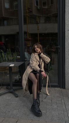 Christmas Outfit Ideas, From Tiktok, Model Poses Photography, Paris Outfits, Elegante Casual, Holiday Style, Looks Chic, Plaid Skirt, Autumn Outfit