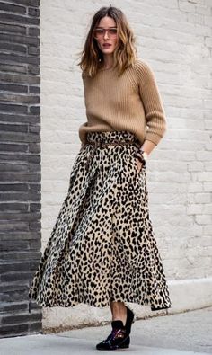 Olivia Palermo street style: oversized camel knitwear sweater, belted leopard print maxi skirt, flats, August 2018 Rok Outfit, Estilo Olivia Palermo, Fashion Goals, Leopard Print Skirt, Leopard Skirt, Animal Print Skirt, Trendy Skirts, Bohol, Winter Skirt