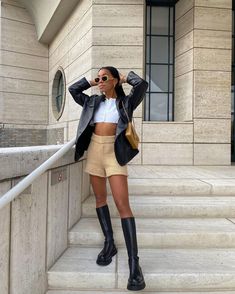 Botas Outfit, Fashion Gal, Cutout Sweater, Fashion Vibes, Chic Holiday, Maxi Coat, 2021 Fashion, Fashion People, Going Out Outfits