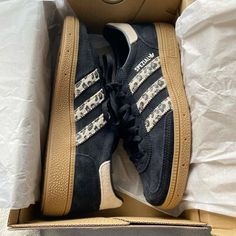 Dream Shoes Aesthetic, Adidas Spezial Shoes, Spezials Adidas Outfit, Black Spezials, Spezial Adidas Shoes, Spezial Adidas Outfit, Adidas Spezial Black