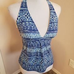 Shell All Over Tankini Top By Vineyard Vines Nwt. Size Small Modeled On My Size 6 Mannequin. Xs Also Available Bin A Blue Fitted V-neck Tankini, Fitted Sleeveless Blue Halter Top, Blue Printed Sleeveless Tankini, Blue Printed Halter Top For Beach, Blue Halter Neck Top For Beachwear, Blue Printed Halter Top For The Beach, Fitted Blue Halter Top For Summer, Beach Fitted Printed Tops, Fitted Blue Tankini For Spring