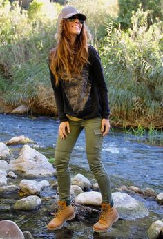 22 Cute Outfits to Wear with Timberland Boots For Girls Outfits To Wear With Timberlands, How To Wear Hiking Boots, Moda Safari, Timberland Boots Girls, Wander Outfit, Lollapalooza Outfit, Outdoor Outfits, Hiking Boots Outfit