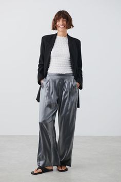 Gina Tricot - Fluid metallic trousers - Silver - Metallic bukser med uformel pasform. Bukserne er sølvfarvede og har vævet, skinnende kvalitet. De har vide ben, sidelommer, lægge foran og elastik bagpå ved taljen. - Metallic - Female - new Silver Trousers, Knitted Trousers, Trendy Pants, Trouser Outfits, Stylish Jeans, Wide Trousers, Pink Pants, Wide Legs