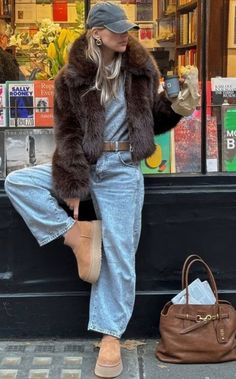 What To Wear In Nyc In December, Fur Jacket Street Style, Cold Weather Date Night Outfit, New York Street Style, Faux Fur Coats, Street Style Winter, Fur Coats, Street Style Chic, Cozy Outfit