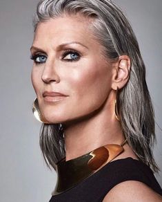 Daphne Selfe, Super Senior, Makeup Over 50, Makeup Over 40, Going Grey, Gorgeous Gray Hair, Grey Hair Inspiration, Beautiful Gray Hair, Silver Sisters