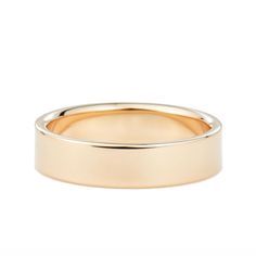 a plain wedding ring in yellow gold, with a slight edge on the inside of the band