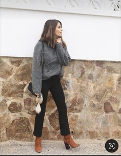 Cropped Flare Pants, Elegante Casual, Cropped Flares, Mode Inspiration, Sweater Black, Fall Winter Outfits, Work Fashion, Outfits Casuales, Grey Sweater