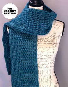 a knitted blue scarf on top of a mannequin torso with the text, free crochet pattern