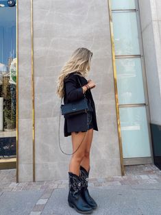 Blazer rapsodia + zadig + tezanas Black Cowgirl Boots Outfit, Black Cowboy Boots Outfit, Summer Boots Outfit, Cowboy Boot Outfits, Western Boots Outfit, Black Cowgirl Boots, Outfit Botas, Cowgirl Boots Outfit, Botas Western