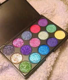 Makeup Supplies, Glitter Eyeshadow, Cute Wallpaper Backgrounds, Setting Spray, Makeup Tips, Wallpaper Backgrounds, Face Paint