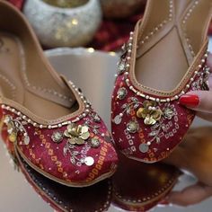 Nude Wedding Shoes, Juttis For Women, Bling Makeup, Nude Wedding, Moccasins Mens, Desi Style