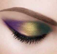 Golden Smokey Eye Makeup, Golden Smokey Eye, Mardi Gras Nails, Maquillage Yeux Cut Crease, Party Make-up, Green Eyeshadow, Eye Makeup Tips, Eye Makeup Art