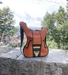 Step into a world where bags meets music with this violin purse by Solbags. ABOUT THIS BAG 🎸 Handmade vegan leather bag 🎸 Decorated with golden and black accessories taken from real strings that have been played on by very talented musicians. 🎸 Comes in a selection of colors 🎸 Has a top secure zip closure 🎸 Adjustable, comfortable shoulder strap 🎸 Full linen fabric inside 🎸 One interior pocket 🎸 Created from vegan, faux leather* 🎸 Decorated with real strings 🎸 Choose from standard cros Unique Bags Design, Violin Accessories, Ukulele Straps, Hot Pink Bag, Music Teacher Gift, My Style Bags, Beige Handbags, Music Teacher Gifts, Leather Decor