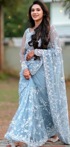 Net Saree For Engagement, Net Saree Designs Party Wear, Beautiful Sarees Weddings, Saree For Sisters Wedding, Saree Styles Wedding Indian, Engagement Lehenga Bridal Collection, Modern Saree Look, Reception Saree Look, Engagement Saree Look