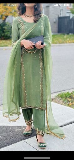 Punjabi Look, Jab We Met, Punjabi Dress Design, Simple Indian Suits, Punjabi Suit Neck Designs, Suits For Women Indian, Punjabi Suits Designer Boutique