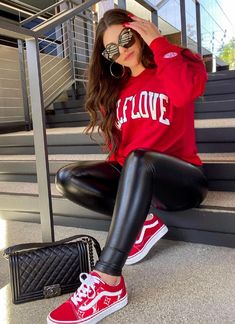 Red Vans Outfit Black Woman, Red Slip On Vans Outfit, Sneaker Head Woman, Vans Sneakers Outfit Woman, Outfits With Red Vans, Red Tennis Shoes Outfit, Sneaker Head Outfits, Leggings And Sneakers Outfit, Red Sneakers Outfit Women