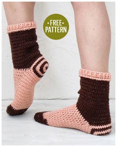 Spiral Socks / via Katharina Lerch, www.ravelry.com ■ #crochet sock #sock free pattern #sock crochet pattern #crochet sock #sock pattern #sock Crochet Sock Patterns, Paw Crochet, Easy Crochet Socks, Crochet Space, Crochet Sock, Easy Crochet Slippers, Spiral Crochet, Crochet Socks Pattern, Sock Crafts