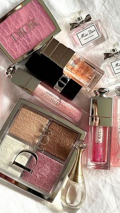 dior beauty obsessed Dior Vibes, Young Ballerina, Koleksi Makeup, Shoes Matching, Makeup Dior, Bright Eyeshadow, Faux Freckles, Media Influence, Glamorous Makeup