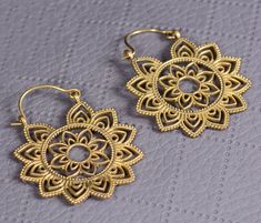 Sunflower dangle earrings, gold Sunflower earrings, floral flower earrings, cute summer earrings, flower earrings Gemstone: -Na Jewelery Category:- Hoop,Earring Metal:-Brass -- T H E * Q U A L I T Y We buy raw gemstones directly from miners and then get them cut and polished at our workshop , Therefore saving some bucks (additional added fees and markups) avoiding a middle man and making sure of the authenticity of the gems. And we use top quality materials that are water safe (ideally) However it is highly recommended to avoid water since doing so will prolong the durability and quality of your jewelry. Also, we recommend avoiding contact with chemicals such as bleach, perfume and sunscreen because they can damage the material over time which will affect its quality. -- -- P A C K A G I N Middle Man, Dangle Earrings Gold, Sunflower Earrings, Earrings Gemstone, Summer Earrings, Earrings Flower, Summer Earring, Earrings Cute, Snow Jacket