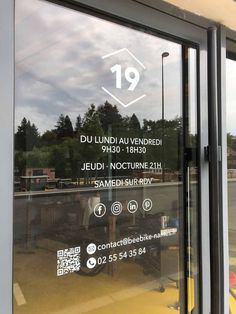 Vitrophanie design adhésif sur vitrine Store Design Minimalist, Window Marketing, Glass Film Design, Kitchen Cabinets Showroom, Concept Board Architecture, Store Shelves Design, Food Logo Design Inspiration, Window Signage, Decoration Vitrine