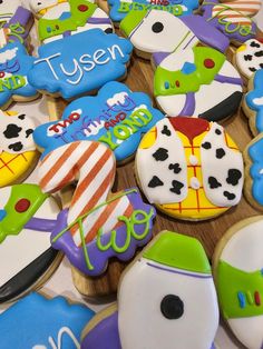 many decorated cookies are on a table