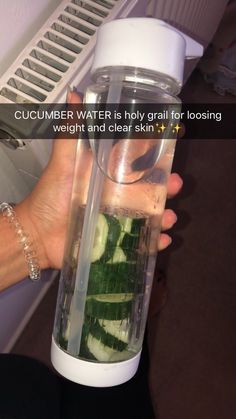 Skincare Techniques, Healthy Water Drinks, Cucumber Water, Healthy Drinks Smoothies, Healthy Water, Makanan Diet, Healthy Drinks Recipes