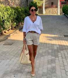 40 Summer Fashion Over 40, Casual Chic Shorts Outfit, Classy Summer Vacation Outfits, Pool Party Mom Outfit, Beach Outfit Over 40, How To Wear Shorts Over 40, Styling Bermuda Shorts Summer Outfits, Spring Shorts Outfits Women, Classy Shorts Outfits Women