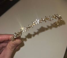 Sparkle head band  Colour gold  Perfect for any occasion  Weddings  Events  Special occasions  Birthdays  Adding that little bit of glam into the hair x Hoco Shoes, Diamond Headband, Headband Gold, Formal Hair, Gold Headpiece, Gold Tiara, Gold Hair Accessories, Silver Headband, Golden Birthday