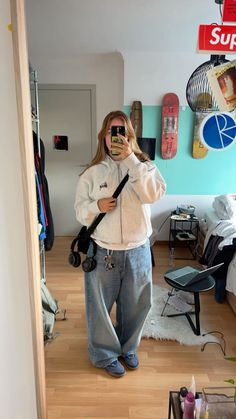 Stussy Jeans Outfit, Outfit Ideas Carhartt, Stussy Bag Outfit, Zip Uo Hoodie Outfit, Plus Size Outfits Birthday, Carhartt Zip Up Hoodie Outfit, Carhartt Zip Up, Stussy Zip Up, Zipped Hoodie Outfit