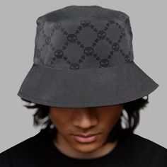 Adoptez un style estival Blvck avec le chapeau bob Blvck x Memeland. Ce chapeau réversible présente un côté minimaliste avec les deux logos brodés de chaque côté, et l'autre côté est orné d'un motif de crânes en noir brillant UV pour un look cool et décontracté.
Taille unique avec ajusteur de taille inclus.
100% nylon. Black Reversible Hat For Streetwear, Streetwear Bucket Hat With Flat Brim, Streetwear Bucket Hat, One Size Fits Most, Streetwear Wide Brim Bucket Hat, Streetwear Snapback Hat With Skull Print, Skull Print Snapback Hat For Streetwear, Black Skull Print Hat For Streetwear, Casual Skull Print Hats For Streetwear, Casual Black Hat With Skull Print