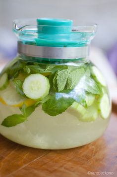 Mint cucumber ginger lemonade Resep Vegan, Makanan Rendah Kalori, Sassy Water, Detox Water Recipes, Jillian Michaels, Makanan Diet, Diet Healthy, Idee Pasto Sano, Water Recipes