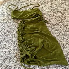 A Mini Green Dress That Looks Like A 2 Piece Dress But Is A 1 Piece. It Reveals The Stomach With Gathering Design On The Right Side Of The Dress. Will Accept Any Reasonable Offer. Polly Dress, Green Mini Dress, Princess Polly, Piece Dress, Green Dress, That Look, Colorful Dresses, Mini Dress, Thing 1